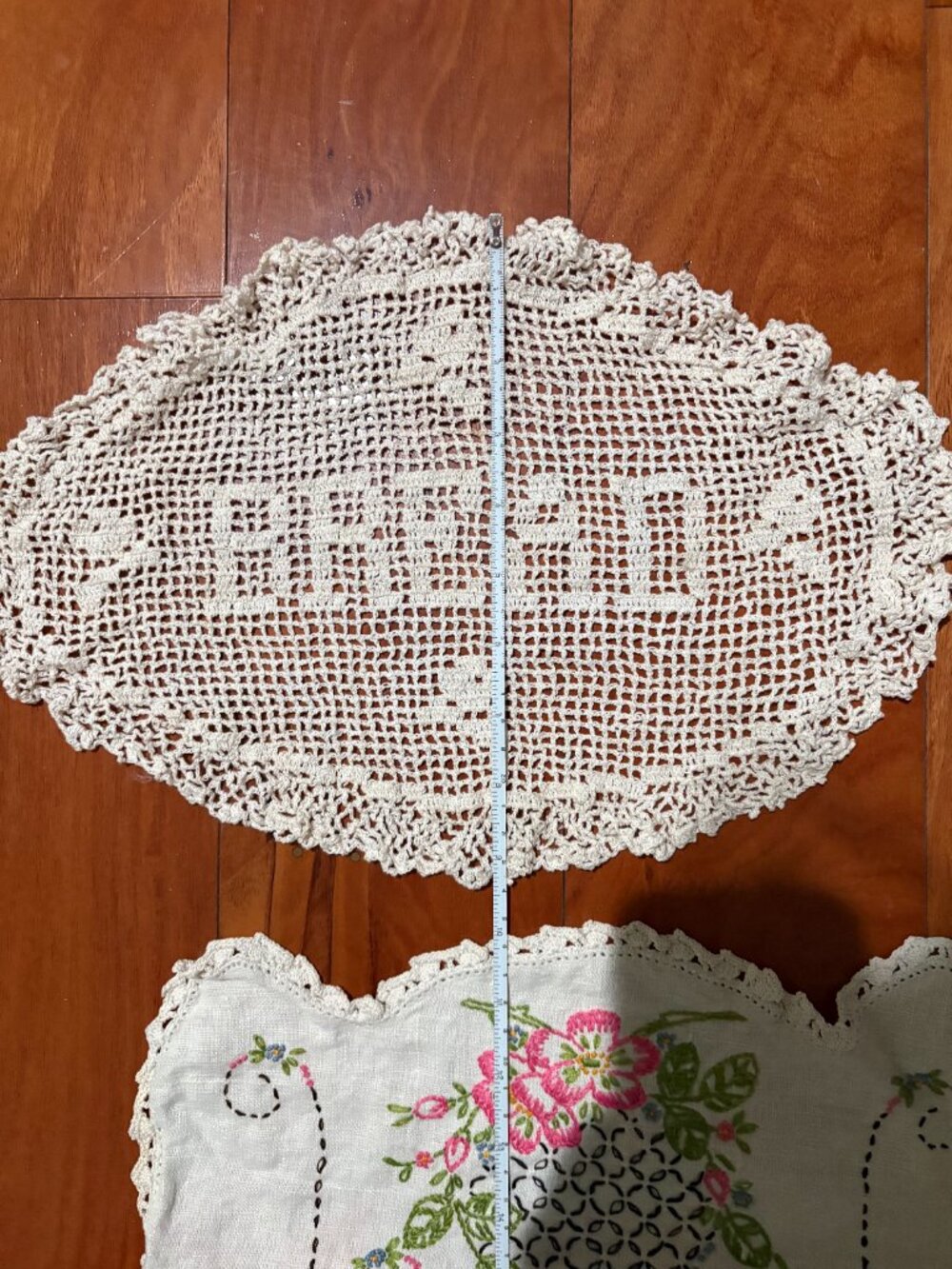 Bundle of 5 Vintage Embroidered and Crocheted Doilies and 1 Filet Crochet Doily - Picture 3 of 14
